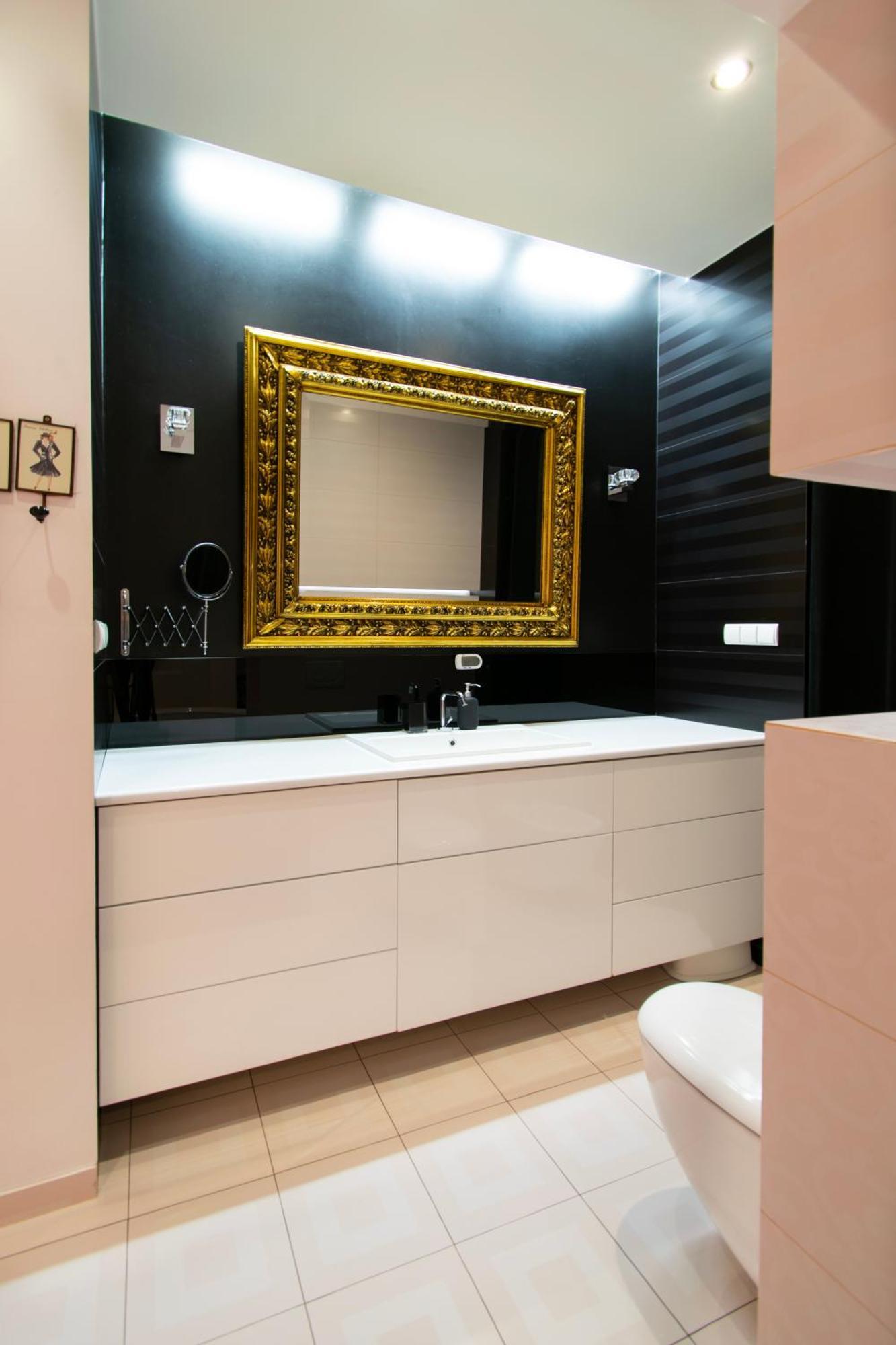 Spacious 3br With Ac In Living Room, 2 Balconies Krasków