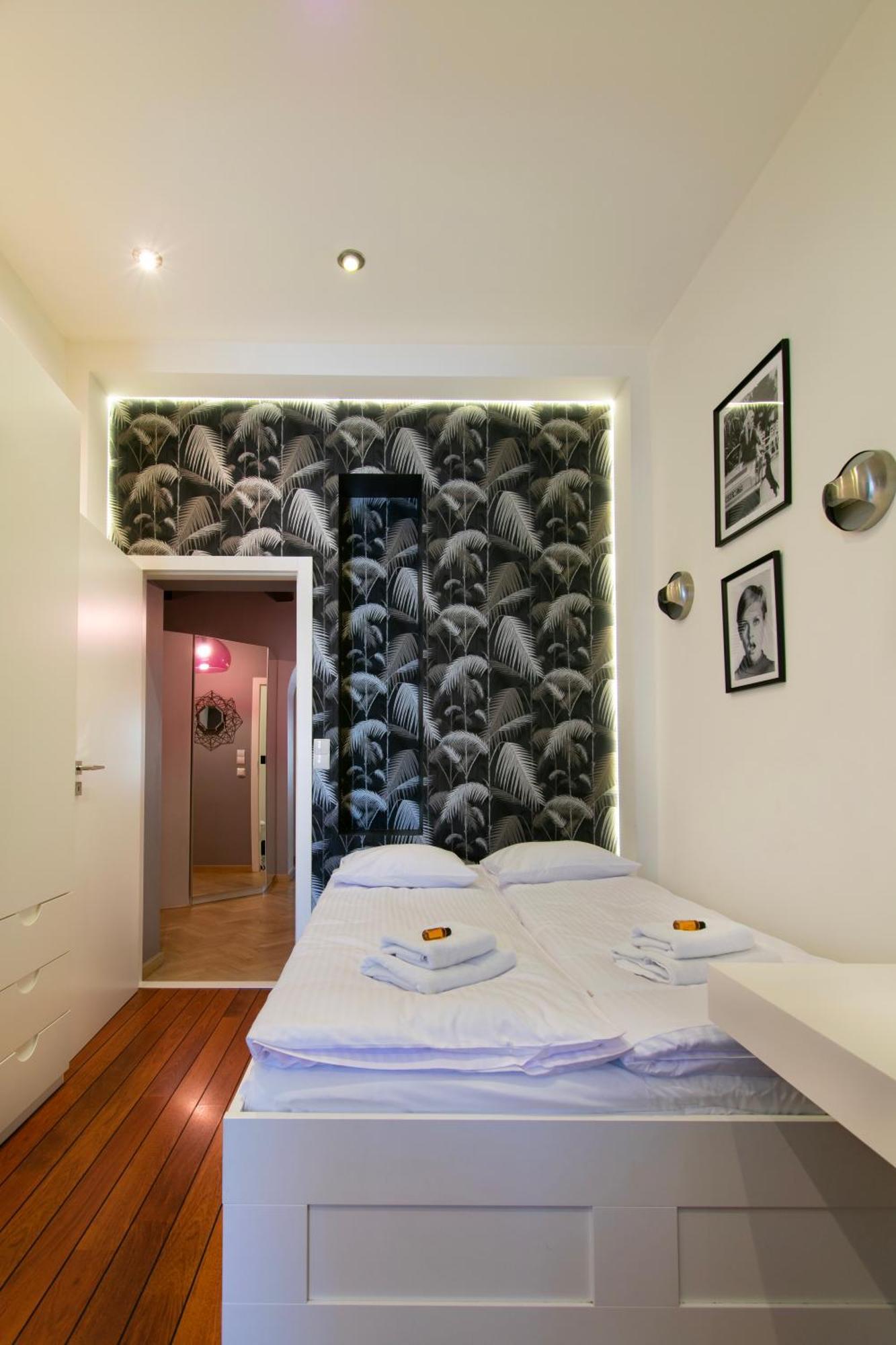 Leilighet Spacious 3br With Ac In Living Room, 2 Balconies